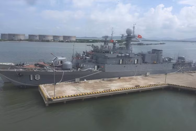 Trong đợt diễn tập này, Tàu Hải quân số hiệu 18 của Việt Nam nằm trong tốp chiến thuật 3, tham gia hoạt động huấn luyện trinh sát trên biển, nâng cao khả năng sẵn sàng chiến đấu; thực hiện hành quân đêm và cảnh giới cho các tàu nước bạn thực hiện khoa mục VBSS (kiểm tra tàu nghi vấn). Nguồn ảnh: Sputnik.