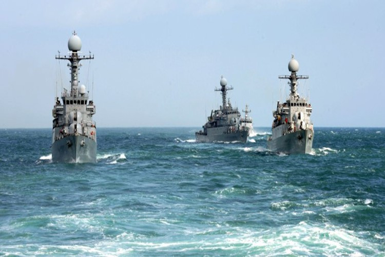 Đây là đợt diễn tập chung hải quân đầu tiên trong lịch sử giữa các nước, nhằm tăng cường tốt hơn sự hợp tác và trao đổi thông tin, an ninh và ổn định trong vùng biển, an ninh hàng hải khu vực ASEAN. Nguồn ảnh: dunkbear.