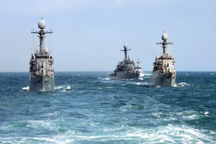 Đây là đợt diễn tập chung hải quân đầu tiên trong lịch sử giữa các nước, nhằm tăng cường tốt hơn sự hợp tác và trao đổi thông tin, an ninh và ổn định trong vùng biển, an ninh hàng hải khu vực ASEAN. Nguồn ảnh: dunkbear.