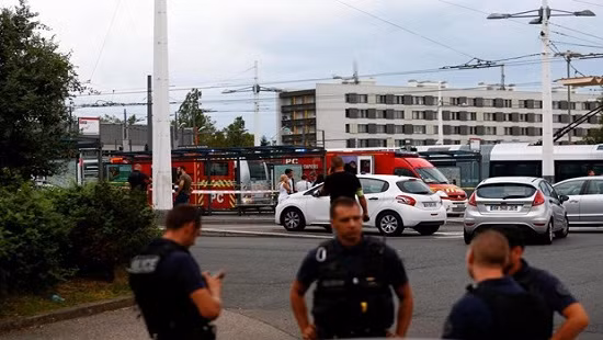 Phap: Tan cong bang dao, xien thit nuong... 10 nguoi thuong vong