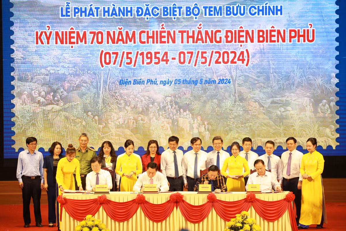 Phat hanh bo tem dac biet ky niem 70 nam Chien thang Dien Bien Phu