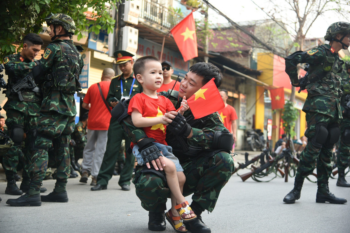 Tiep noi tinh than “tat ca cho tien tuyen” tren dat Dien Bien anh hung-Hinh-2