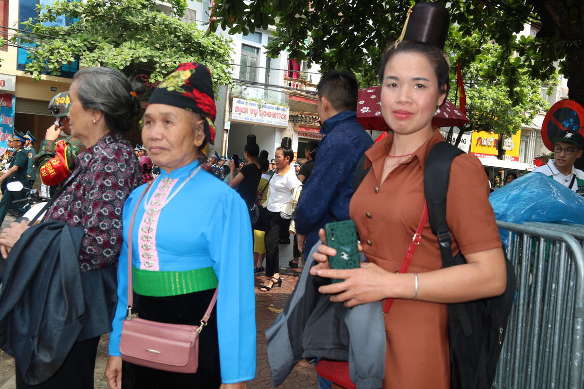 Dậy từ 3h sáng, buổi lễ kết thúc, hai mẹ con vẫn đứng ở bên đường, chờ đoàn diễu hành.