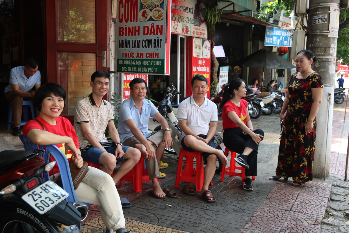 Chị Phạm Thị Kim Đức (tổ 8, Mường Thanh) chia sẻ, đã dậy từ 4h sáng để chờ xem diễu hành. Là người sinh ra và lớn lên ở TP Điện Biên, chị thấy xúc động và tự hào, biết ơn những anh hùng liệt sĩ đã hy sinh xương máu để làm nên chiến thắng "chấn động địa cầu" này.