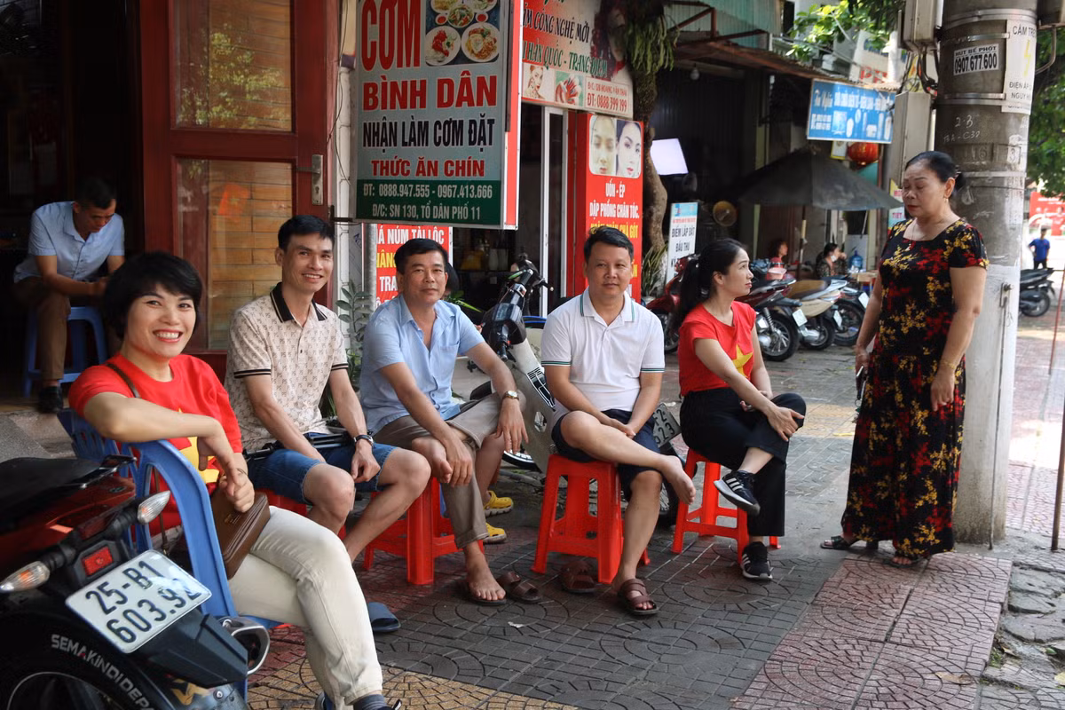 Chị Phạm Thị Kim Đức (tổ 8, Mường Thanh) chia sẻ, đã dậy từ 4h sáng để chờ xem diễu hành. Là người sinh ra và lớn lên ở TP Điện Biên, chị thấy xúc động và tự hào, biết ơn những anh hùng liệt sĩ đã hy sinh xương máu để làm nên chiến thắng "chấn động địa cầu" này.