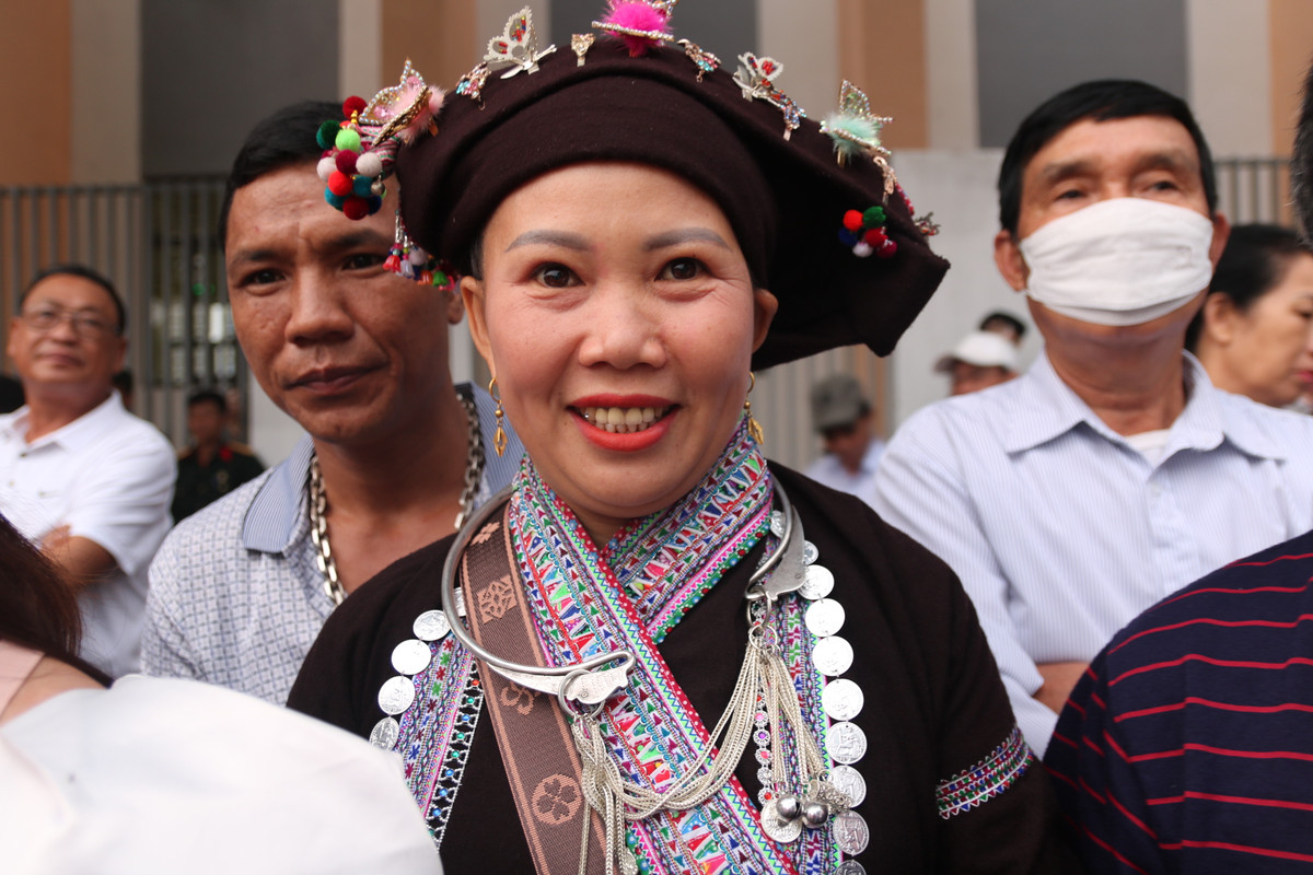 Người phụ nữ dân tộc Lào chia sẻ "rất vui" khi đến dự Lễ Kỷ niệm 70 năm chiến thắng Điện Biên Phủ. Chị đã dậy từ 4h sáng.