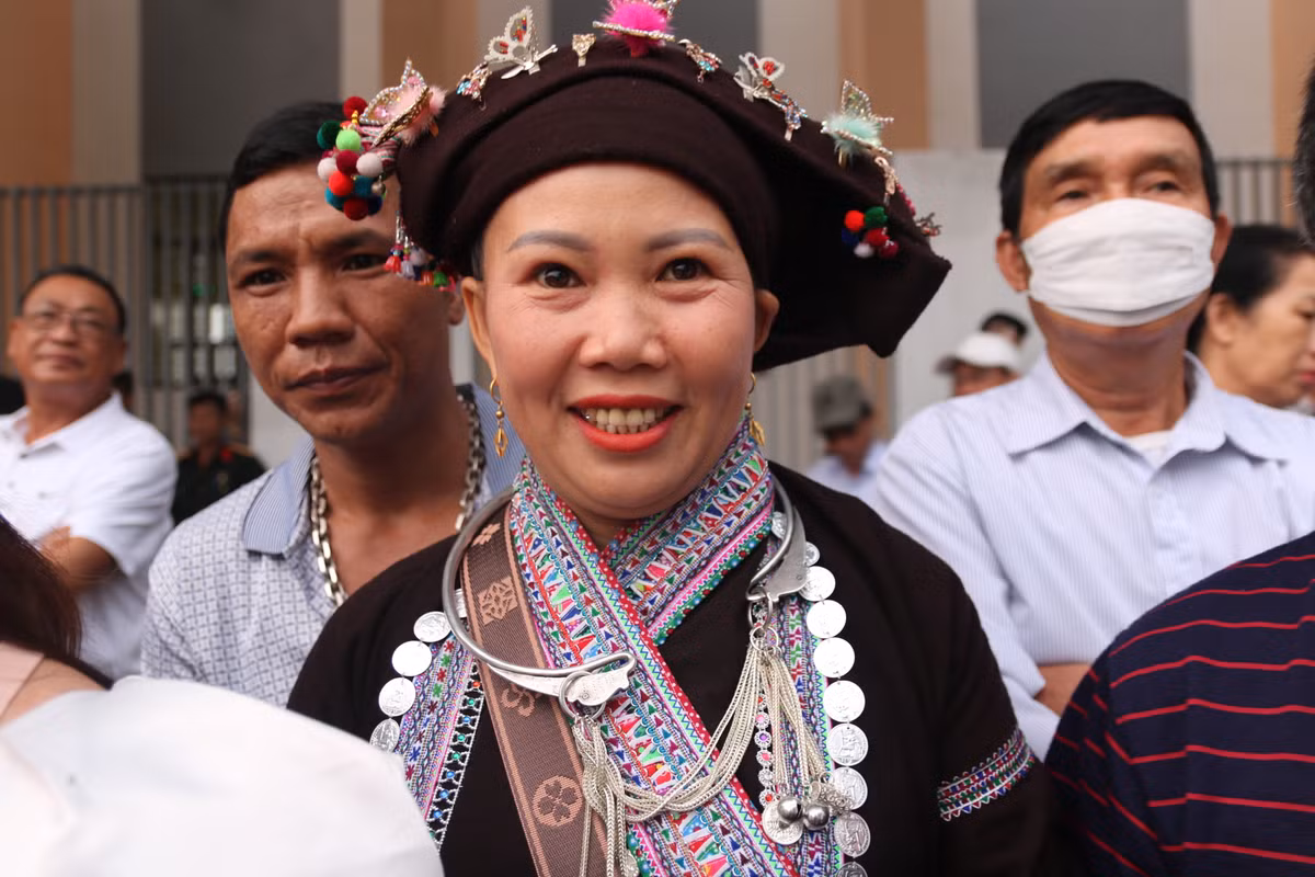 Người phụ nữ dân tộc Lào chia sẻ "rất vui" khi đến dự Lễ Kỷ niệm 70 năm chiến thắng Điện Biên Phủ. Chị đã dậy từ 4h sáng.