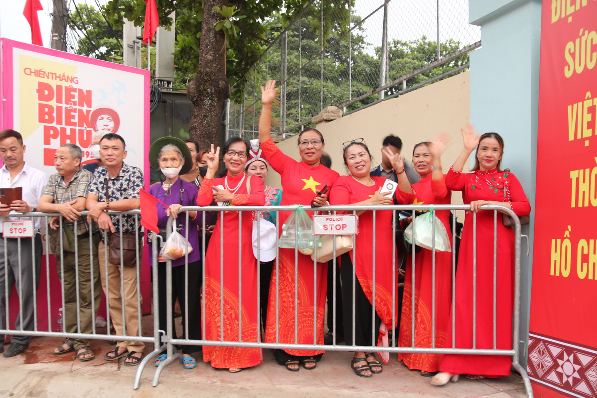 Từ khoảng 5h30 sáng, người dân đứng hai bên đường chờ xem diễu hành.