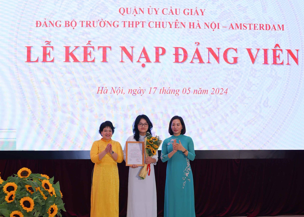 Đảng viên trẻ Hoàng Huyền Anh: Muốn lan toả lý tưởng cống hiến - Hình 2 Dang vien tre Hoang Huyen Anh: Muon lan toa ly tuong cong hien-Hinh-2