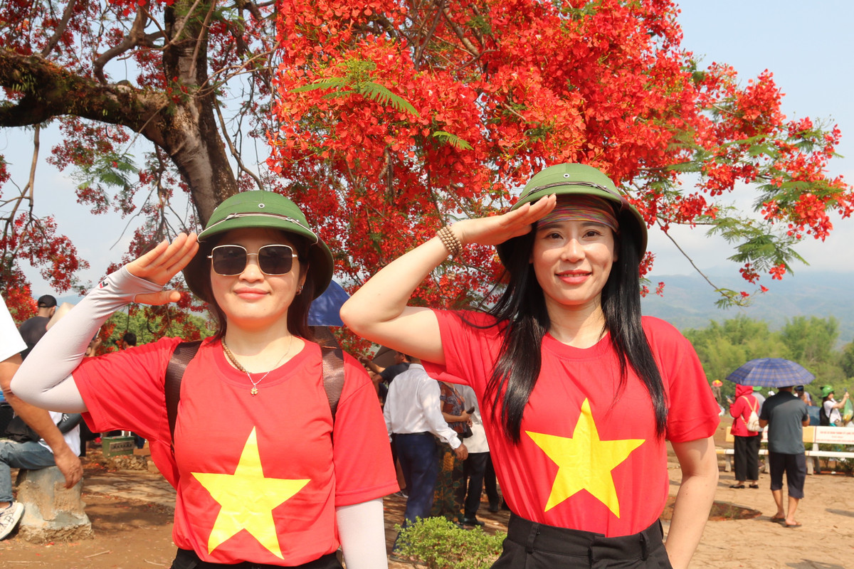 Bat khoc, tu hao voi chien thang Dien Bien Phu