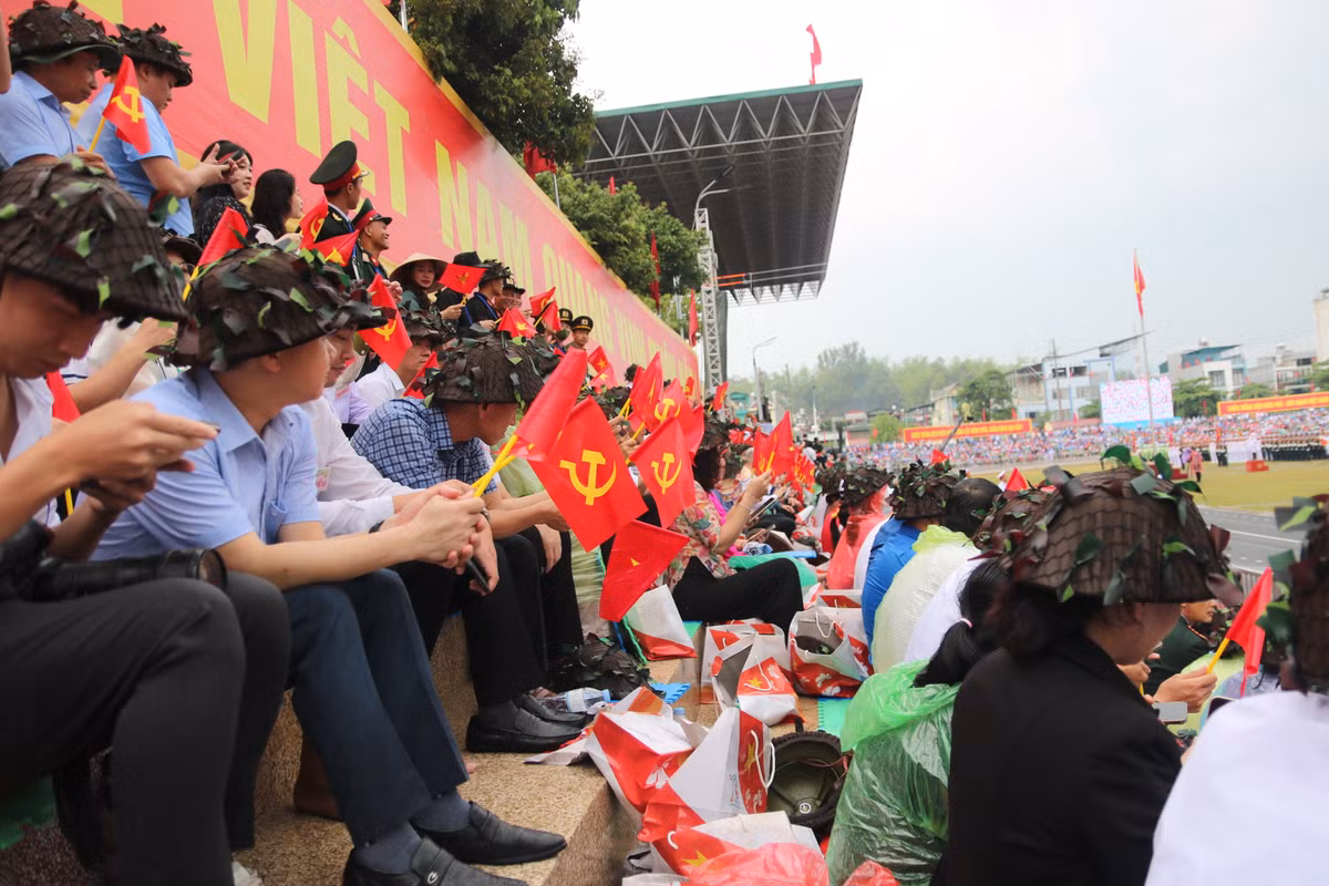 Những lá cờ đỏ, những gương mặt hân hoan trong ngày mừng chiến thắng Điện Biên Phủ.