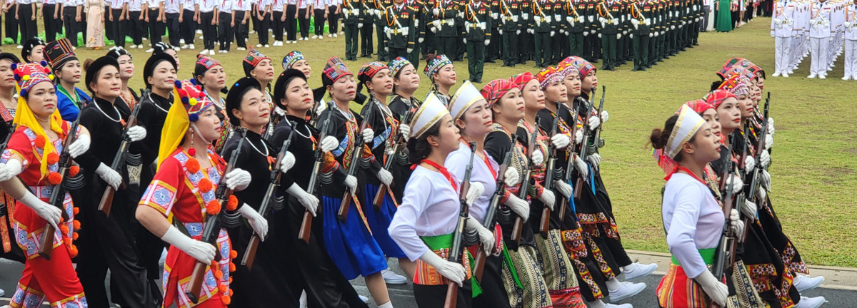 Khối nữ dân quân các dân tộc Tây Bắc.