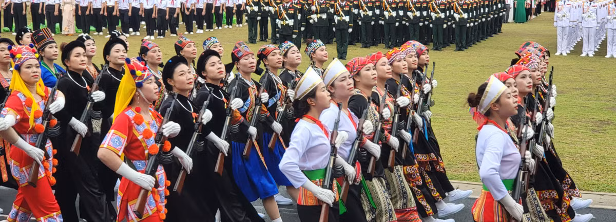 Khối nữ dân quân các dân tộc Tây Bắc.