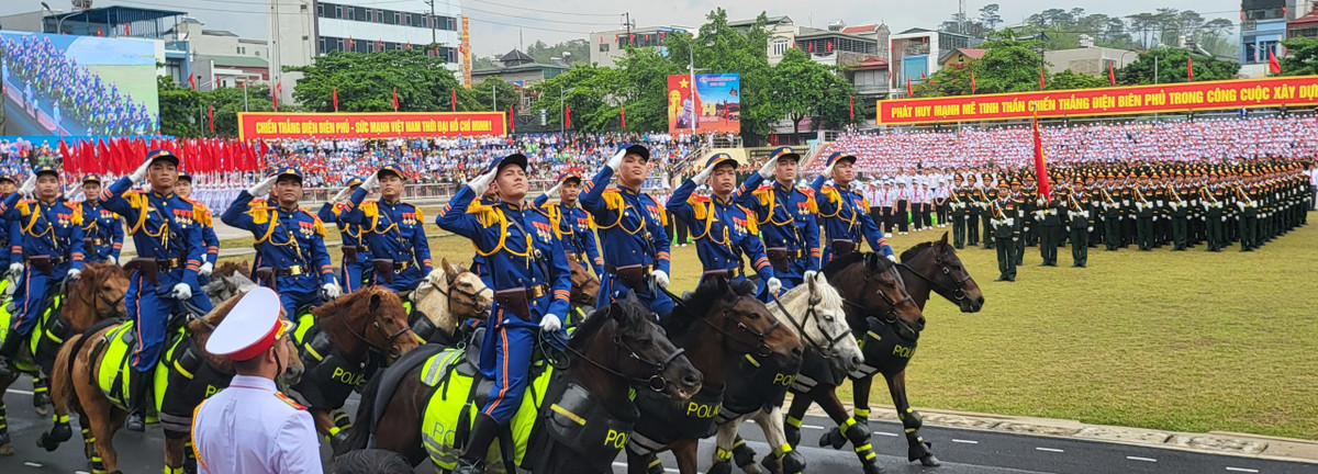 Khối Cảnh sát cơ động Kỵ binh diễu binh.