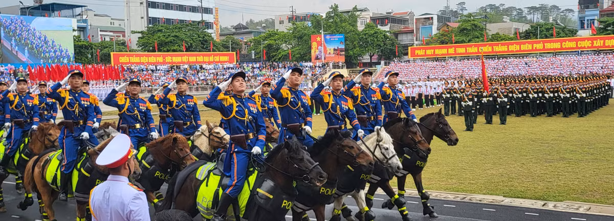 Khối Cảnh sát cơ động Kỵ binh diễu binh.