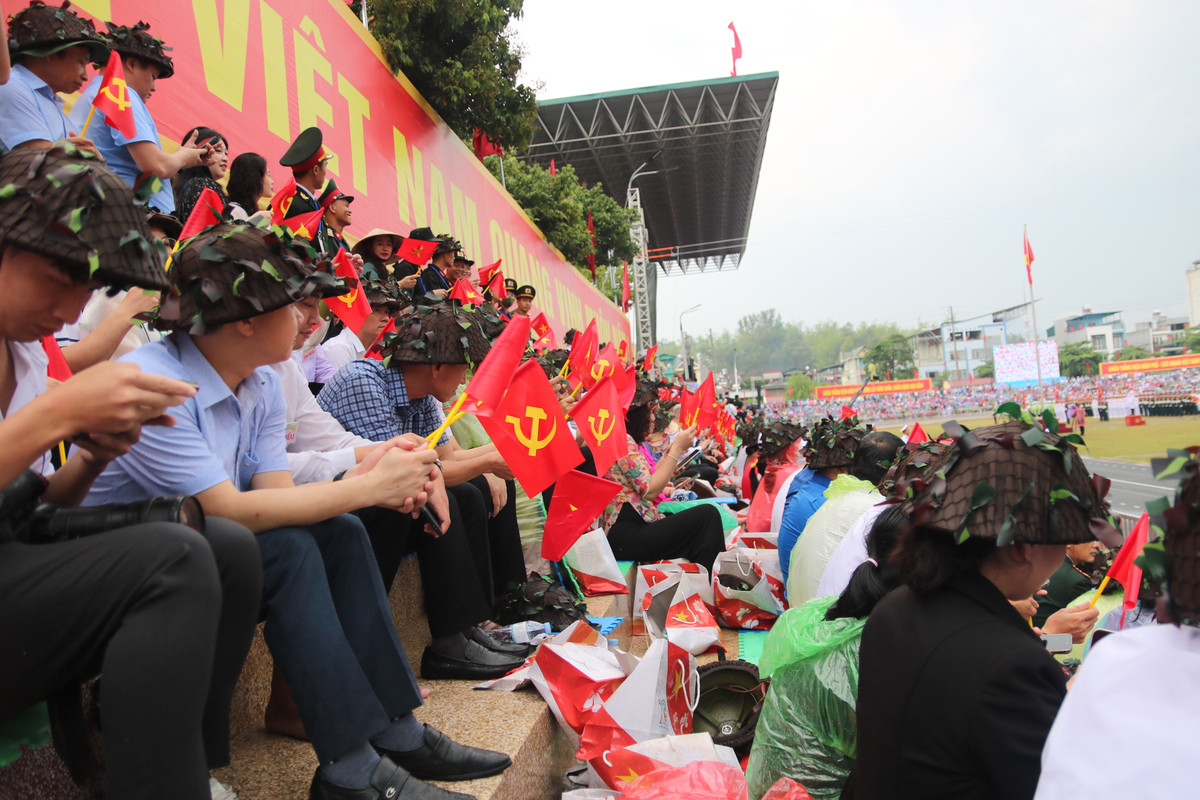 Những lá cờ đỏ, những gương mặt hân hoan trong ngày mừng chiến thắng Điện Biên Phủ.