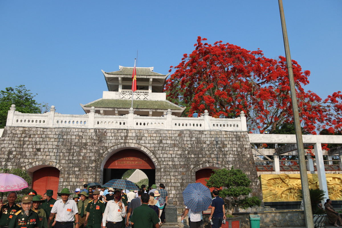 Hoa phượng cũng đỏ rực rỡ tại Nghĩa trang liệt sỹ Điện Biên Phủ. Màu đỏ của hoa khiến du khách có cảm giác thiêng liêng và nghẹn ngào.