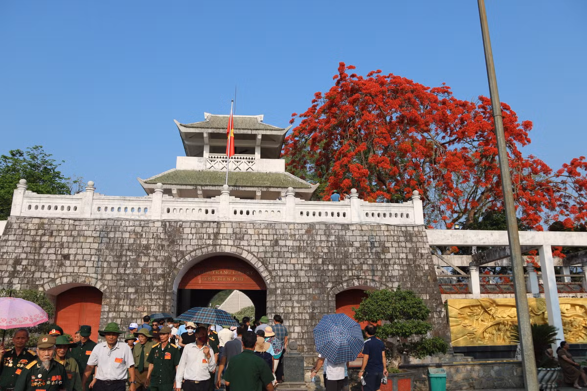 Hoa phượng cũng đỏ rực rỡ tại Nghĩa trang liệt sỹ Điện Biên Phủ. Màu đỏ của hoa khiến du khách có cảm giác thiêng liêng và nghẹn ngào.