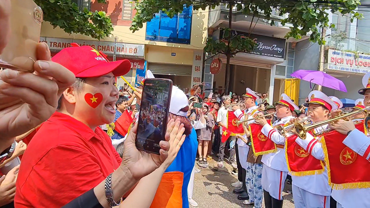 Người dân phấn khích hát theo.