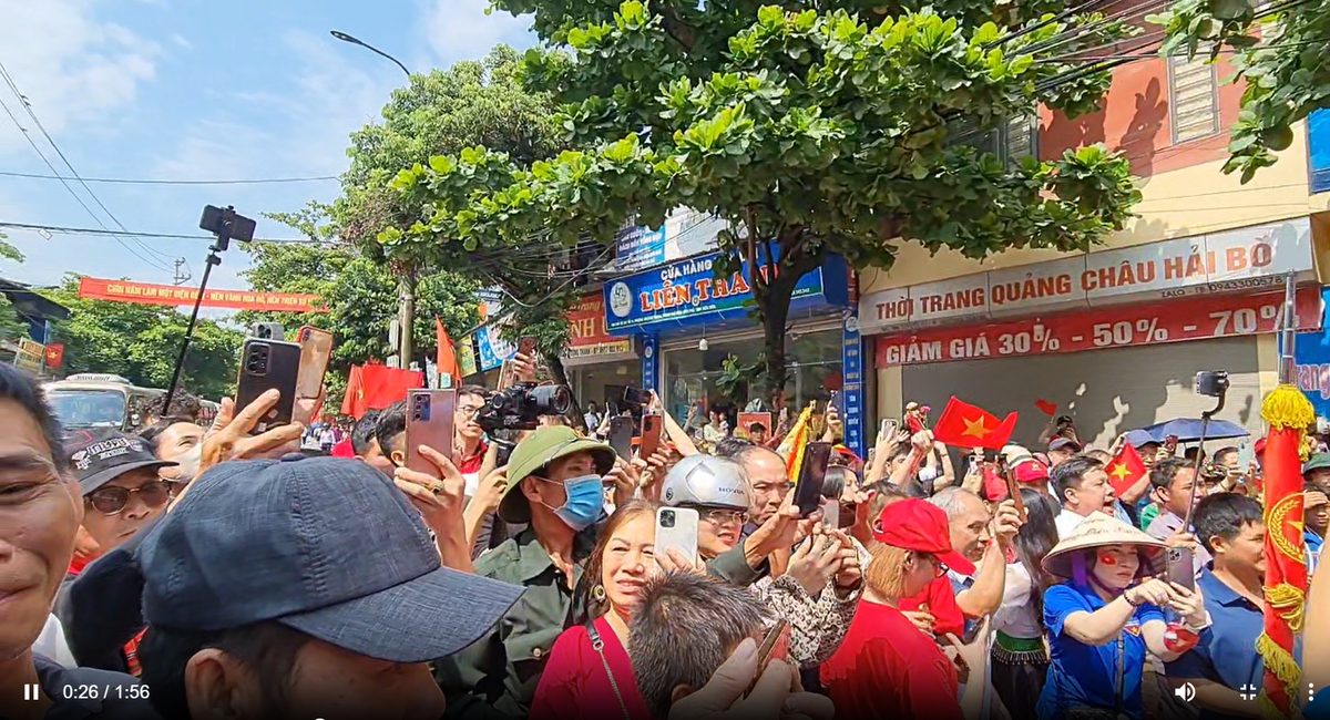 Trăm ngàn trái tim cùng hòa chung một nhịp yêu nước, tự hào dân tộc.