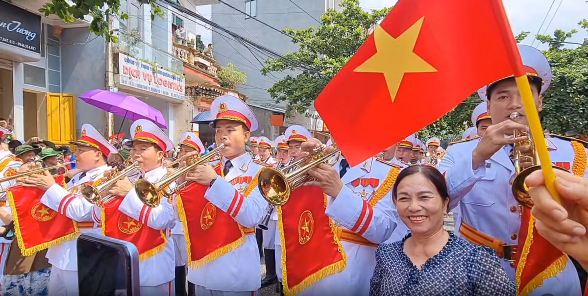 Niềm vui ngập tràn trên gương mặt khi nghe đội quân nhạc thổi kèn ca khúc "Giải phóng Điện Biên".