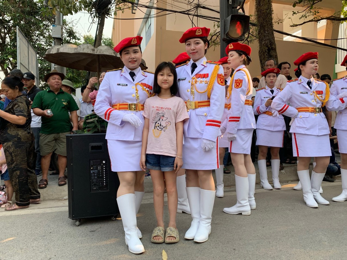 Một học sinh trường Tiểu học Noong Bua đã dậy từ 5h sáng, háo hức từ đêm hôm trước, mong được chụp ảnh với đoàn diễu hành.