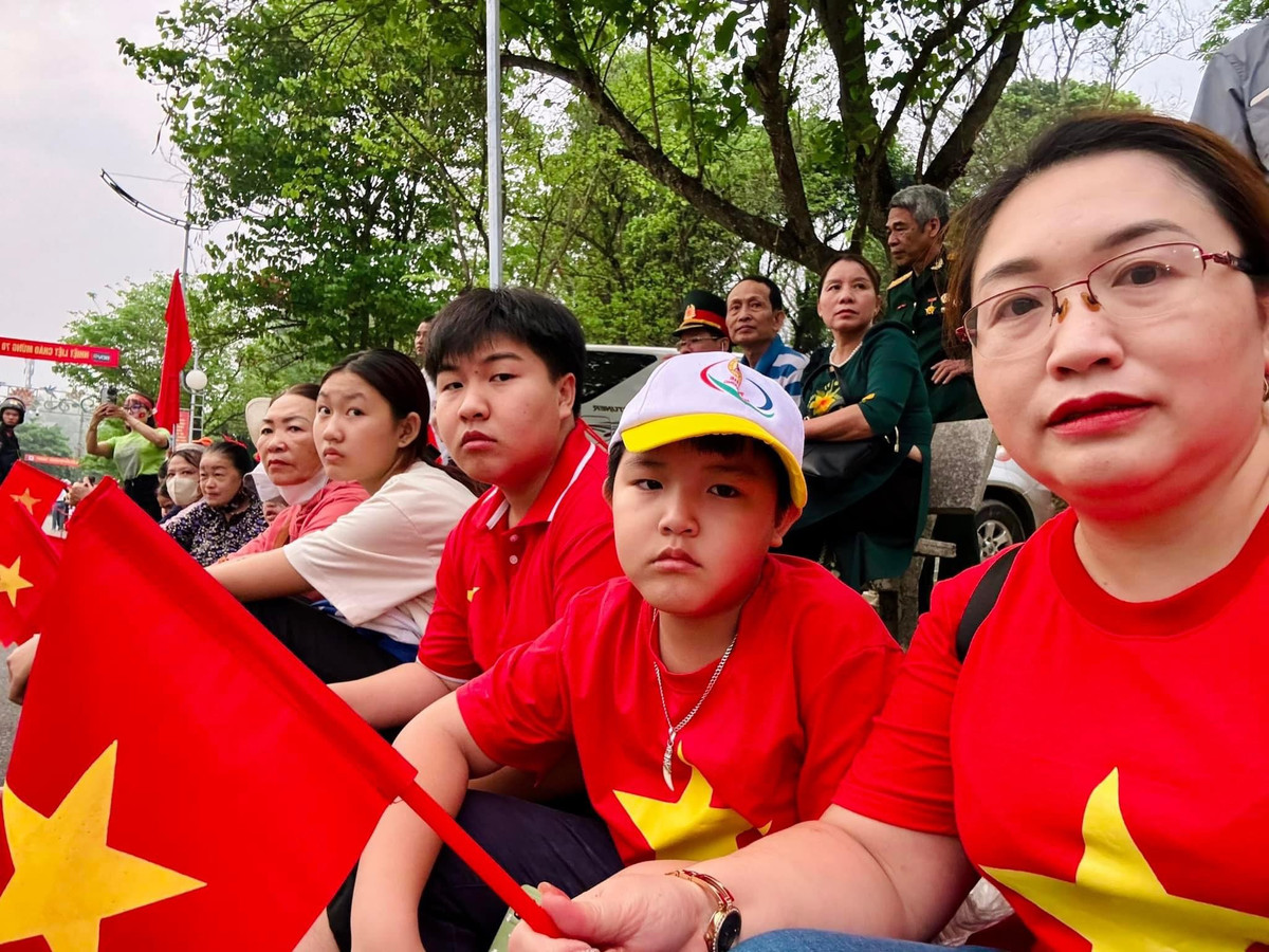 Em bé dậy từ sáng sớm ngồi chờ cùng mẹ.