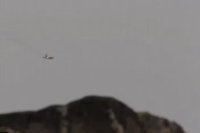 Nguyên mẫu T-8 của Su-25 bay chuyến đầu vào tháng 2-1975, nhưng sau đó Liên Xô đã thay đổi một số chi tiết trước khi sản xuất loạt.