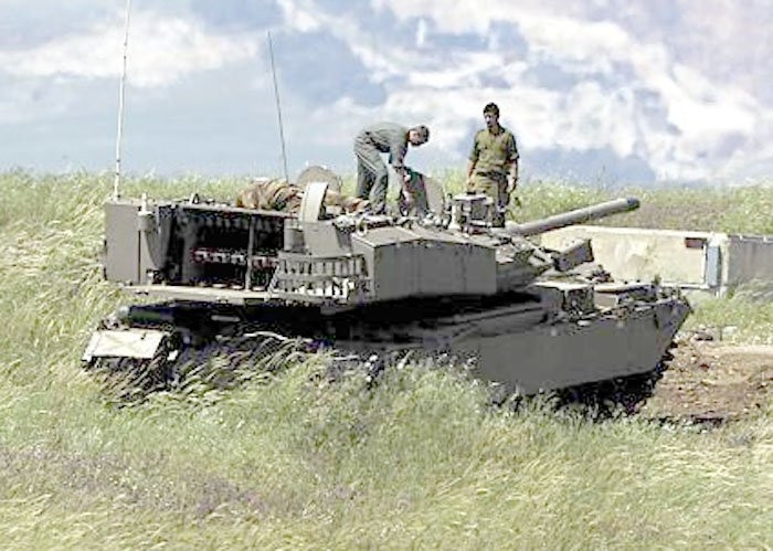 Khi cần khai hỏa bằng tên lửa, xe tăng Pereh sẽ quay phần sau của bệ tháp pháo về phía mục tiêu, mở nắp khoang chứa bệ phóng tên lửa và tiến hành khai hỏa - tương tự như các phóng của những hệ thống pháo phản lực phóng loạt Grad.