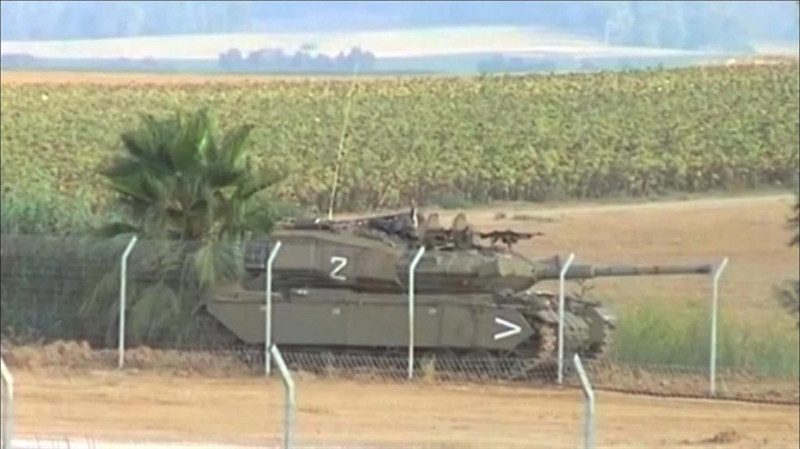 Nguồn tin này cho biết, xe tăng chiến đấu chủ lực này được định danh là Pereh - một biến thể hiện đại hóa của xe tăng Magach. Trước khi xuất hiện hình ảnh này, IDF cũng từng úp mở về sự tồn tại của dòng tăng Pereh.