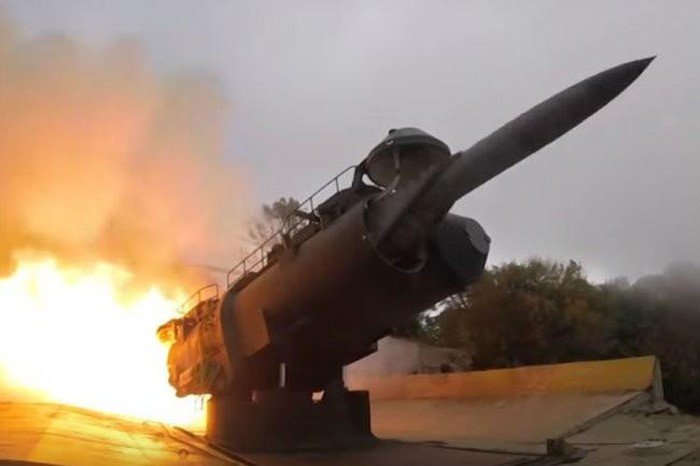 Theo giới thiệu, hệ thống vũ khí này ra đời năm 1954, khi đó các nhà khoa học Liên Xô đã chế tạo hệ thống tên lửa bờ biển với mật danh Object 100, nó được đưa vào hoạt động từ năm 1957 và triển khai ở vùng núi gần Balaklava.