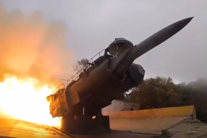 Theo giới thiệu, hệ thống vũ khí này ra đời năm 1954, khi đó các nhà khoa học Liên Xô đã chế tạo hệ thống tên lửa bờ biển với mật danh Object 100, nó được đưa vào hoạt động từ năm 1957 và triển khai ở vùng núi gần Balaklava.