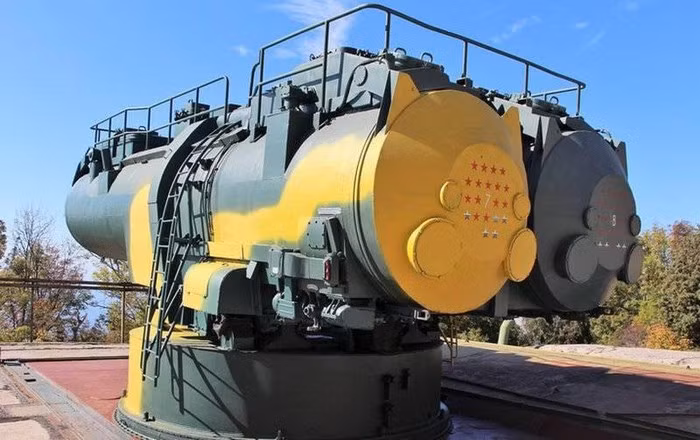 Các bộ phận quan trọng khác như radar điều khiển hỏa lực 4R45 Skala, thiết bị nạp đạn hay mọi thao tác bảo dưỡng kỹ thuật đều được thực hiện trong lòng đất, bảo đảm an toàn cho đội ngũ nhân viên kỹ thuật.