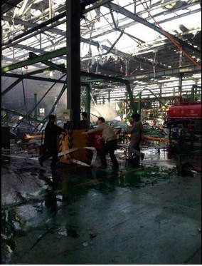 Tường và trần của nhà máy đã bị đổ sập.