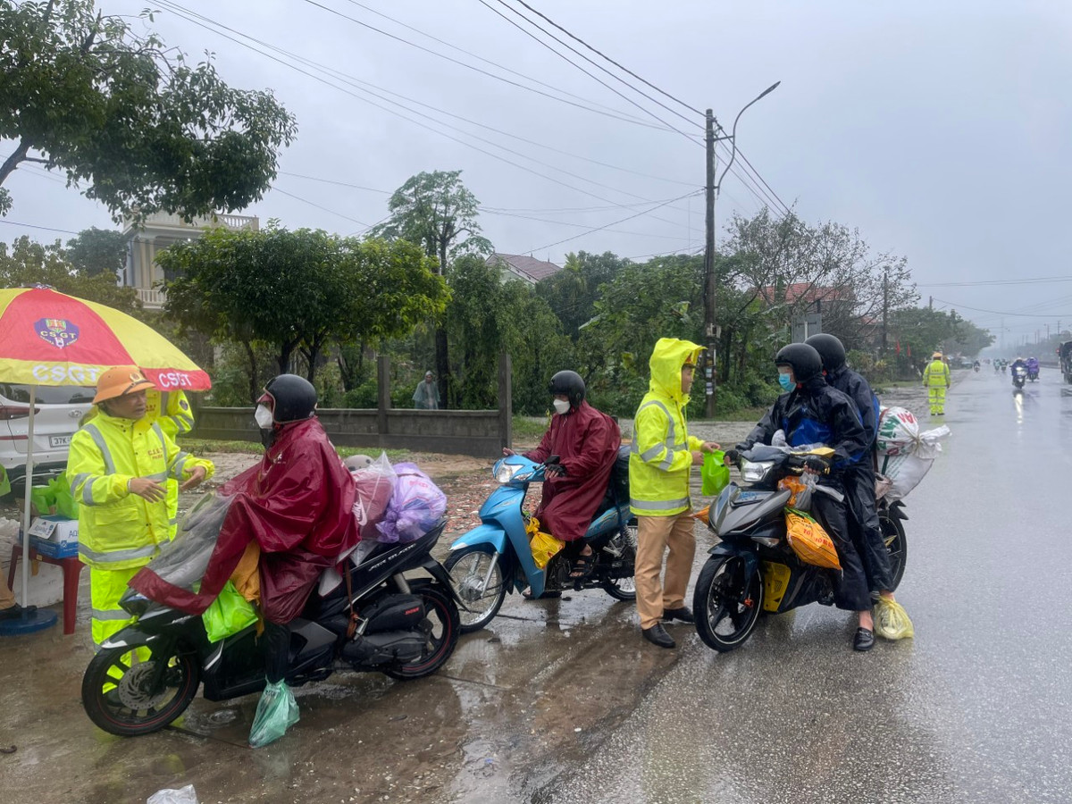 Đặc biệt, cùng với công tác tuần tra kiểm soát, Trạm CSGT Phú Lộc đã lập các điểm cung ứng hỗ trợ, chuẩn bị nước uống, thức ăn, bánh mì... phát miễn phí cho người dân.