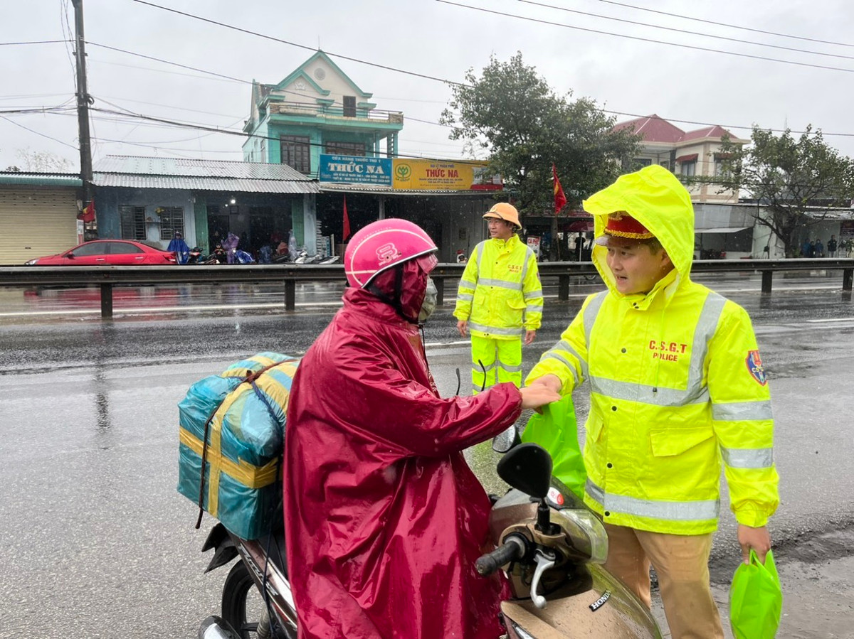 Những món quà nhỏ bé, nhưng chứa đựng trong đó là tình cảm ấm áp, ý nghĩa mà lực lượng CSGT, Công an tỉnh Thừa Thiên Huế dành tặng cho người dân, góp phần “tiếp sức” cho người dân trên cung đường trở vào Nam học tập, làm việc được an toàn, bình an.