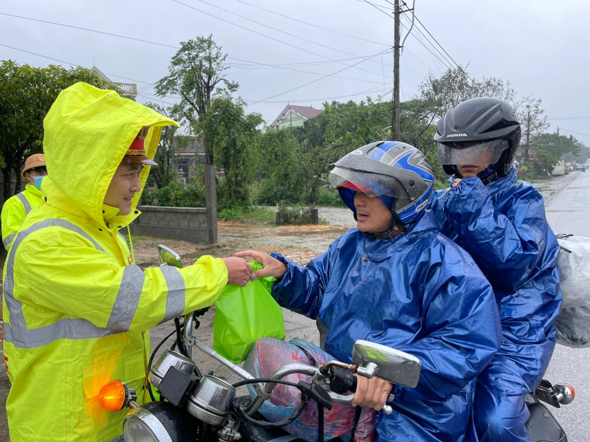 Rất đông người dân đi xe máy đã tấp vào lề để đón nhận món quà từ lực lượng CSGT.