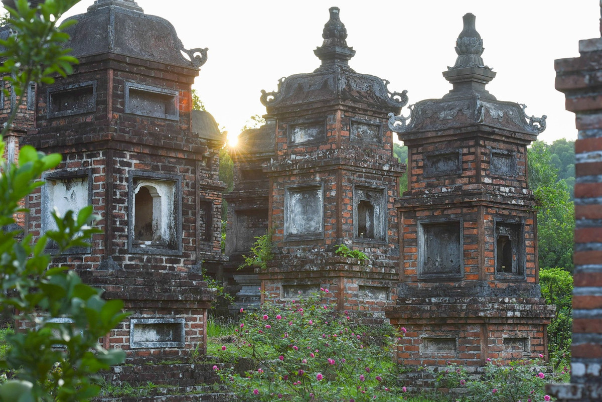 Trong đó, có 97 ngôi tháp cổ có lịch sử hàng trăm năm là nơi tàng lưu tro cốt xá lỵ của 1214 tăng ni phật tử thiền phái Lâm Tế trong cả nước.