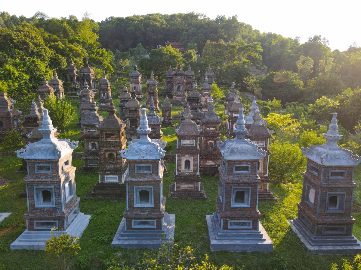 Đa số các ngọn tháp trong vườn cao 3-4 tầng, chiều cao tổng thể từ 3-5m. Đối với những ngôi tháp sư tổ kích cỡ sẽ to hơn.