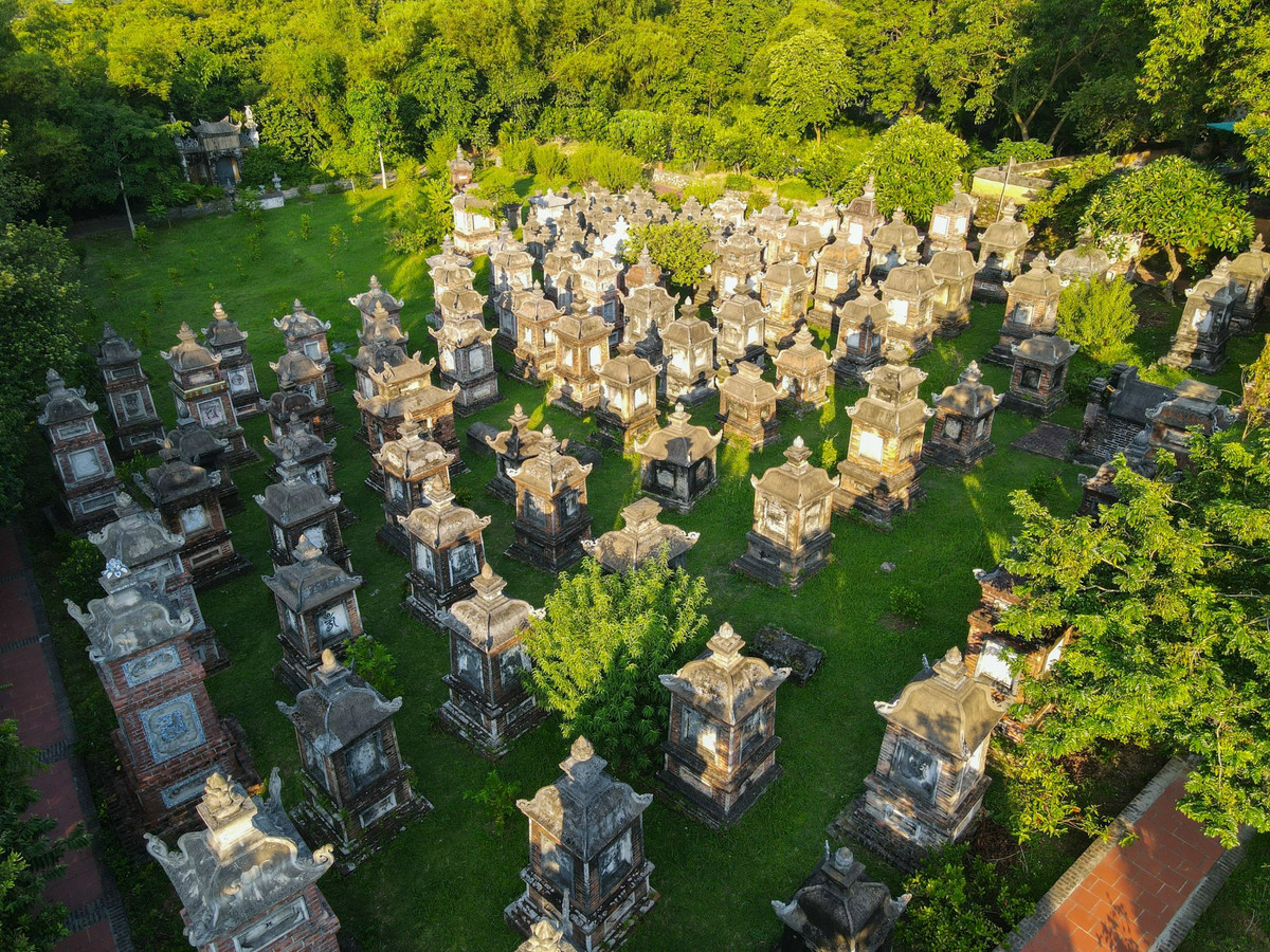 Nhưng đặc biệt nhất chính là khu vực vườn tháp nằm trên khu đất có diện tích gần 8000m2. Đây là vườn tháp cổ đẹp và lớn nhất Việt Nam, gồm 110 ngôi tháp và mộ lớn nhỏ khác nhau.