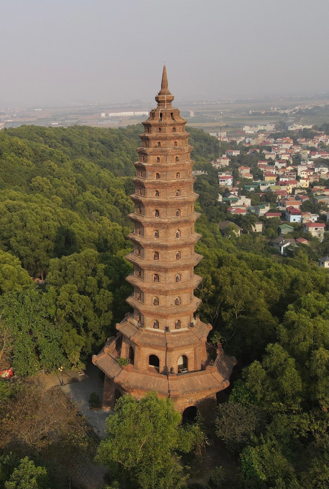 Tại đây còn có Tháp Phổ Quang hay còn gọi là Tháp Bảo Nghiêm được xây dựng từ năm 1692 với 4 tầng, phía mặt tháp có điêu khắc tượng Phật ngồi trên tòa sen. Tháp Phổ Quang là ngọn tháp lớn nhất trong chùa, cao 5,1m gồm đế, khám thờ, hai tầng diềm và mái mui luyện với chóp tròn.