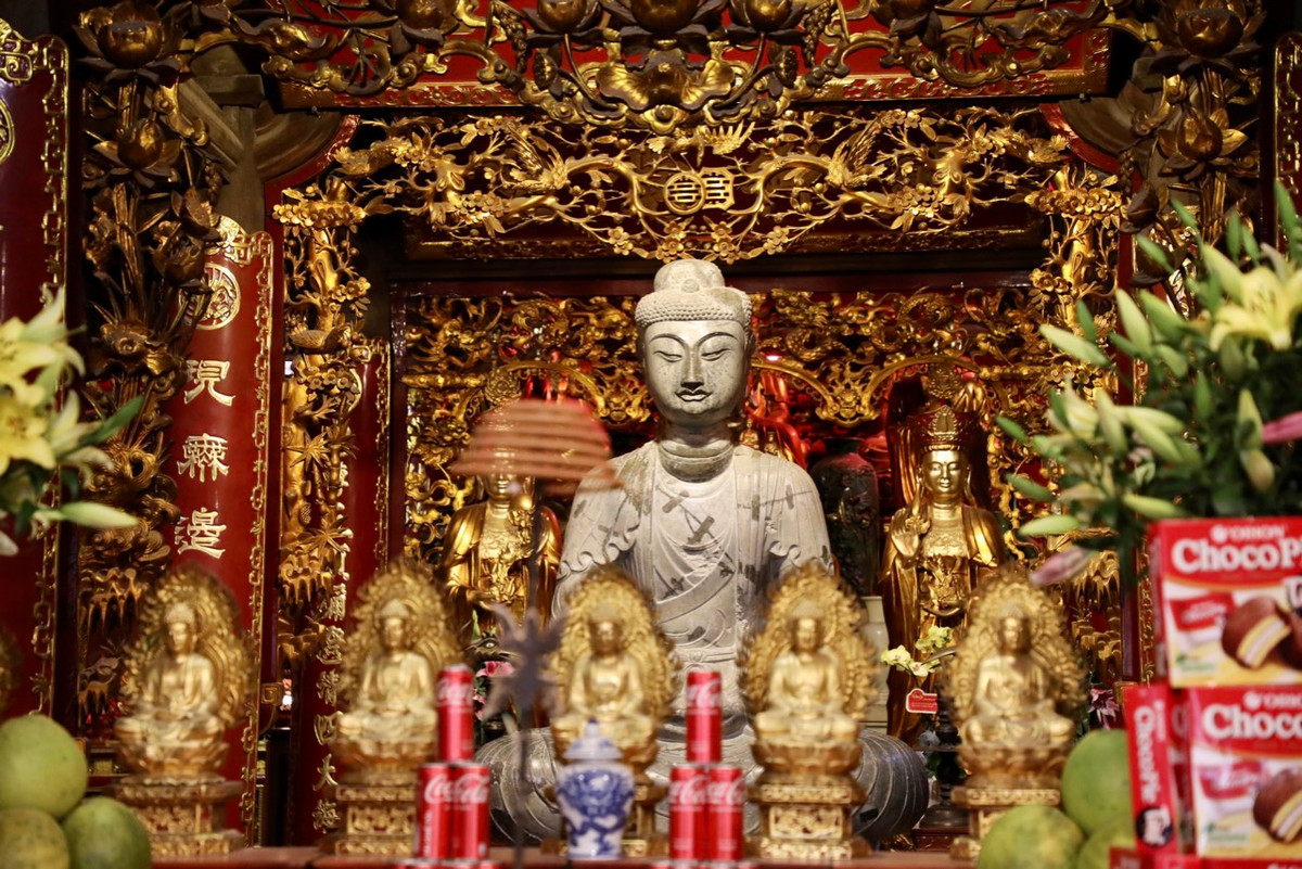 Chính điện của chùa Phật Tích là nơi tôn trí pho tượng Phật A Di Đà bằng đá lớn nhất và nguyên vẹn nhất của thời Lý. Tượng Phật A Di Đà là bảo tượng cổ nhất Việt Nam có niên đại 1057. Đây cũng là một trong những kiệt tác điêu khắc thời Lý, là hiện vật đầu tiên được công nhận là Bảo vật quốc gia của Việt Nam (đợt 1, năm 2012).