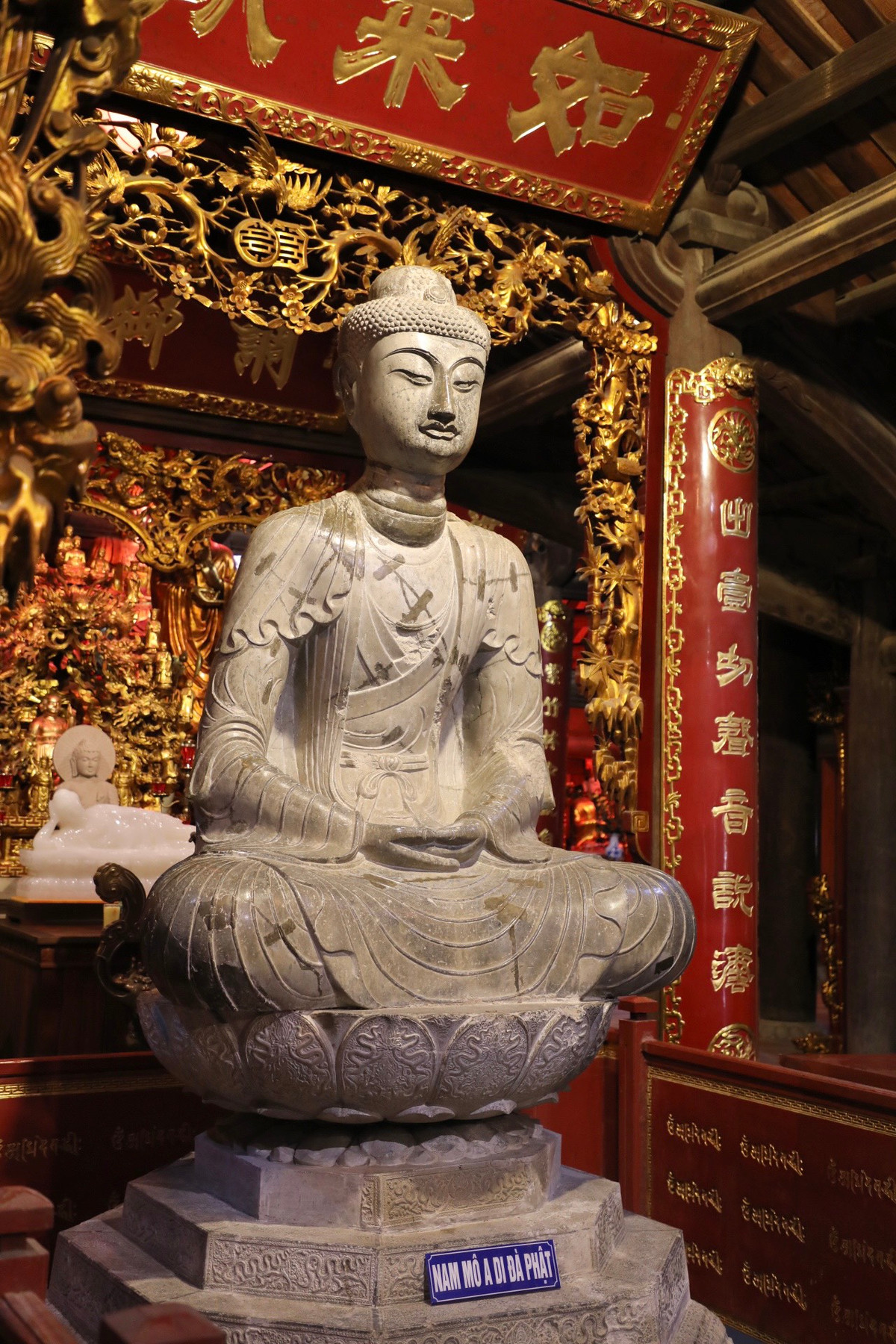 Tượng A Di Đà cao 1,86m, kích thước hiện tại cả bệ cao 2,77m, được tạo tác bằng đá xanh. Thể hiện Đức Phật A Di Đà ngồi tọa thiền trên tòa sen theo lối kiết già toàn phần, thân hình cân đối thanh thoát, dáng ngồi thanh thản tự tại.