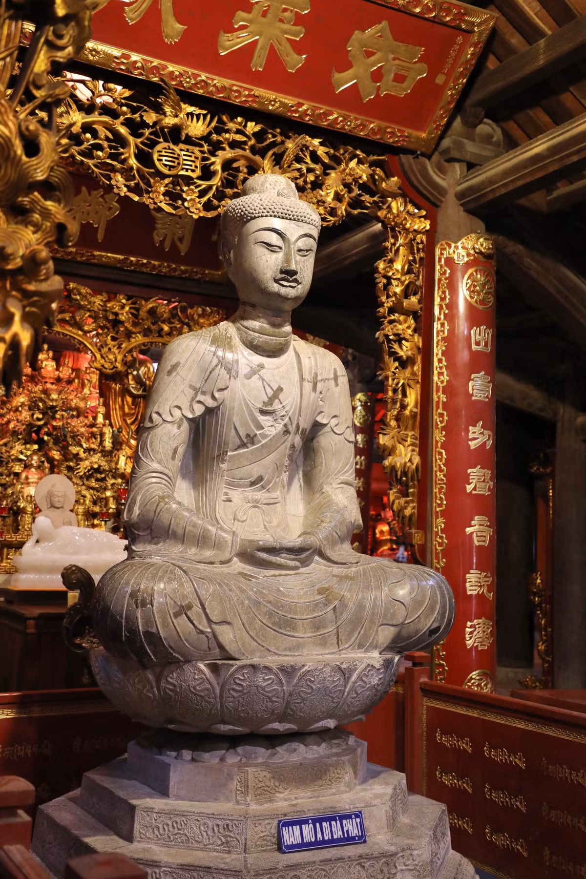 Tượng A Di Đà cao 1,86m, kích thước hiện tại cả bệ cao 2,77m, được tạo tác bằng đá xanh. Thể hiện Đức Phật A Di Đà ngồi tọa thiền trên tòa sen theo lối kiết già toàn phần, thân hình cân đối thanh thoát, dáng ngồi thanh thản tự tại.