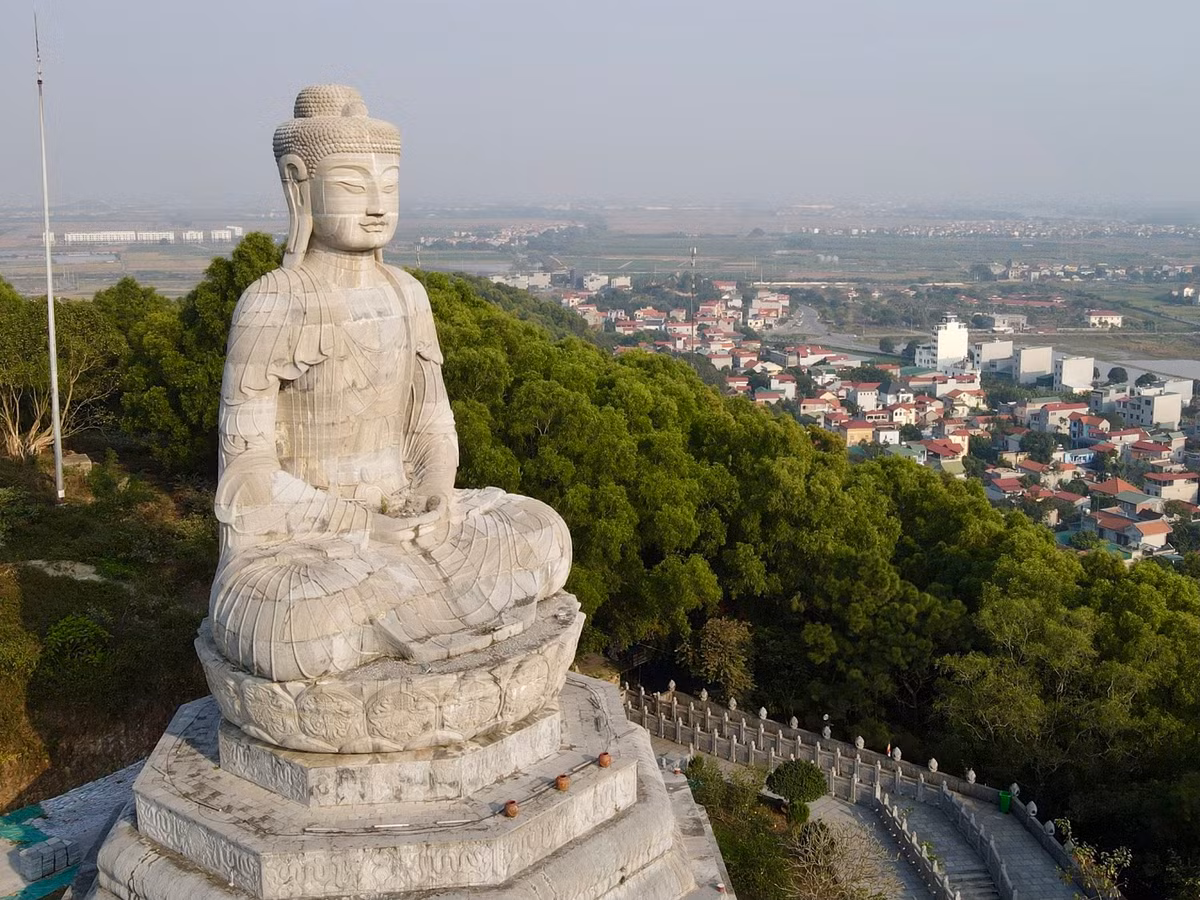 Tượng Phật A Di Đà mới nặng 3.000 tấn, dựa trên nguyên mẫu tượng A Di Đà - bảo vật quốc gia đang được tôn thờ tại Chánh điện. Khi hoàn thiện vào năm 2010, tượng Phật A Di Đà mới đạt kỷ lục là "pho tượng Phật bằng đá lớn nhất Đông Nam Á".