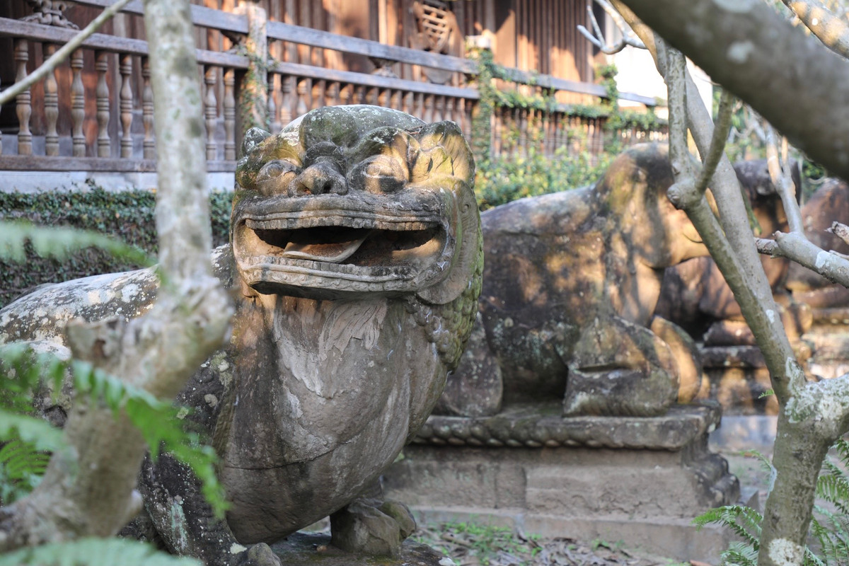 10 bức tượng linh thú bằng đá được xếp thành những cặp đăng đối chầu trước Tam Bảo của chùa gồm sư tử, voi, tê giác, trâu, ngựa. Với những giá trị to lớn về lịch sử, văn hoá và nghệ thuật, bộ tượng đã được công nhận là Bảo vật quốc gia của Việt Nam. Đây là những hiện vật gốc được tạo tác bằng đá sa thạch nguyên khối và độc bản đã tạo nên nét cổ kính, độc đáo hiếm có của chùa Phật Tích.