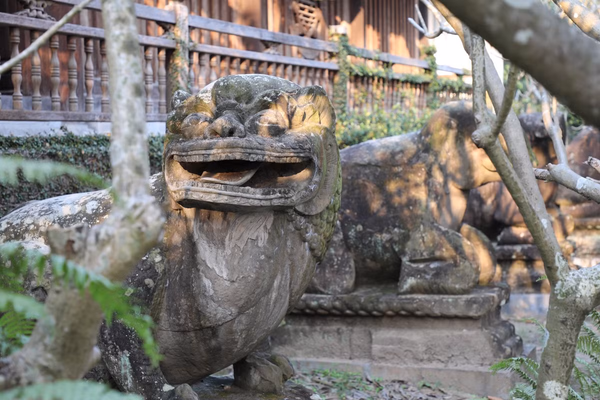 10 bức tượng linh thú bằng đá được xếp thành những cặp đăng đối chầu trước Tam Bảo của chùa gồm sư tử, voi, tê giác, trâu, ngựa. Với những giá trị to lớn về lịch sử, văn hoá và nghệ thuật, bộ tượng đã được công nhận là Bảo vật quốc gia của Việt Nam. Đây là những hiện vật gốc được tạo tác bằng đá sa thạch nguyên khối và độc bản đã tạo nên nét cổ kính, độc đáo hiếm có của chùa Phật Tích.