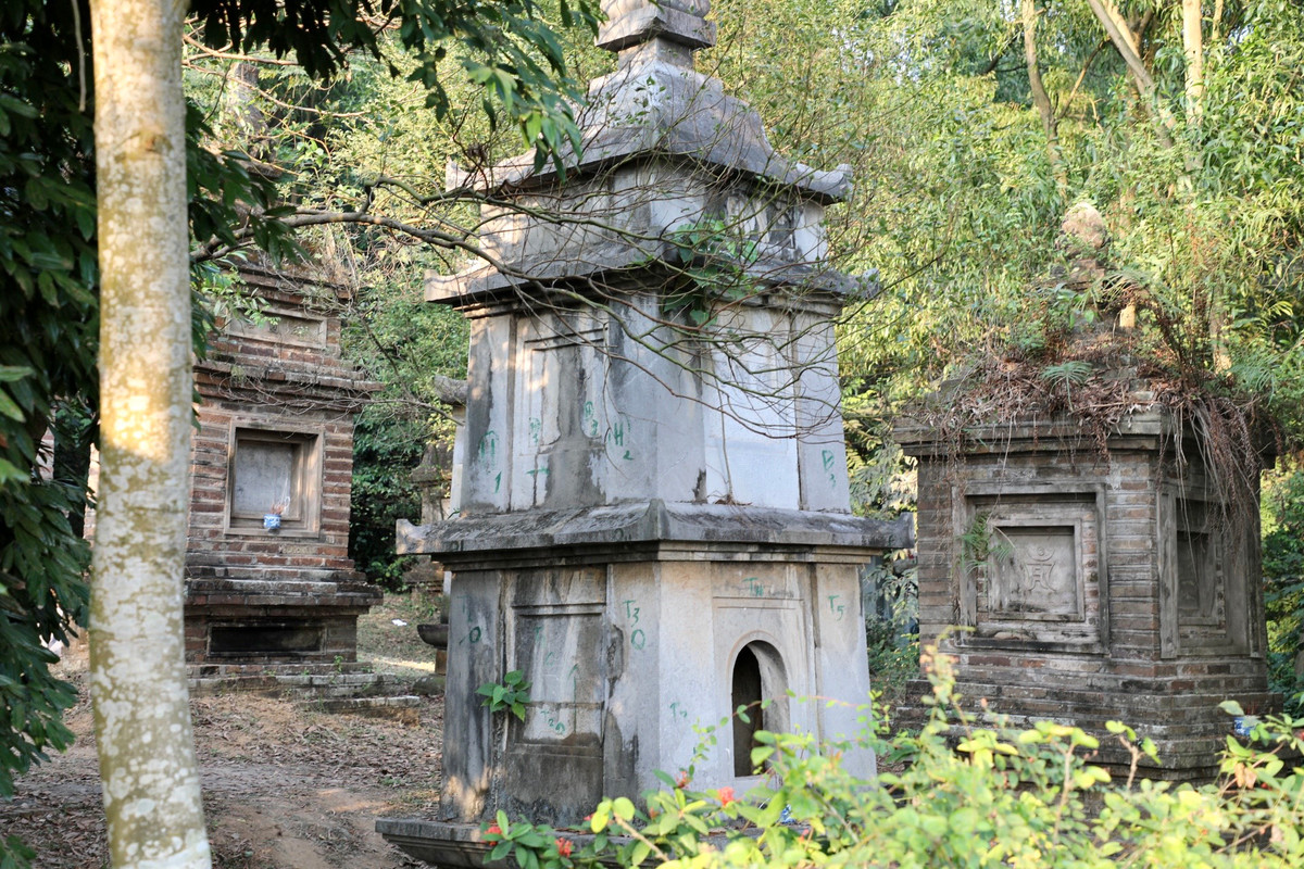 Hiện nay, ở sân sau chùa có 35 ngọn tháp lớn nhỏ, cái được dựng bằng đá, cái được xây bằng gạch. Mỗi cây tháp, giữ xá lị của các hòa thượng đắc đạo. Với những giá trị nổi bật, chùa Phật Tích đã được Thủ tướng Chính phủ công nhận là di tích lịch sử và kiến trúc nghệ thuật quốc gia đặc biệt năm 2014.