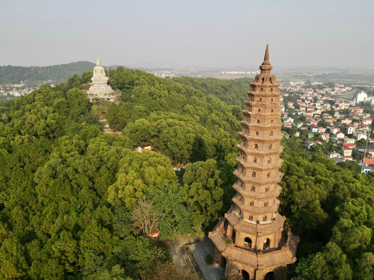 Tại chùa Phật Tích còn có pho tượng A Di Đà cao 27m (tính cả bệ là 30 m), nặng 3.000 tấn tọa lạc trên đỉnh núi, được khởi công xây dựng từ tháng 2/2007. 