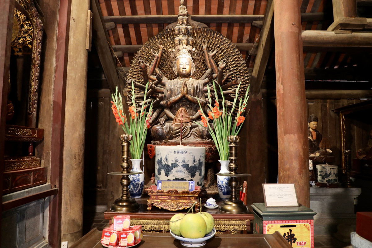 Tượng Phật Quan Âm nghìn mắt nghìn tay được tạo tác và cấu thành bởi bốn bộ phận gồm: Tượng; Đài sen; Bệ tượng và vành tay phụ phía sau. Tượng cao 235cm (tính từ đài sen lên đỉnh đầu), rộng 200cm, đường kính vành tay phụ: 224cm. Tượng có 11 mặt chính, 2 mặt phụ ở hai bên, 42 cánh tay lớn và 958 tay dài ngắn khác nhau.